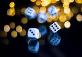 Game kasino dengan meja modern dan dealer profesional di latar belakang